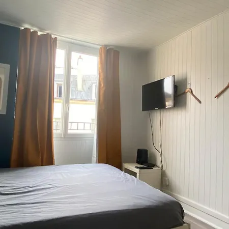 Beautifull Small Flat Париж